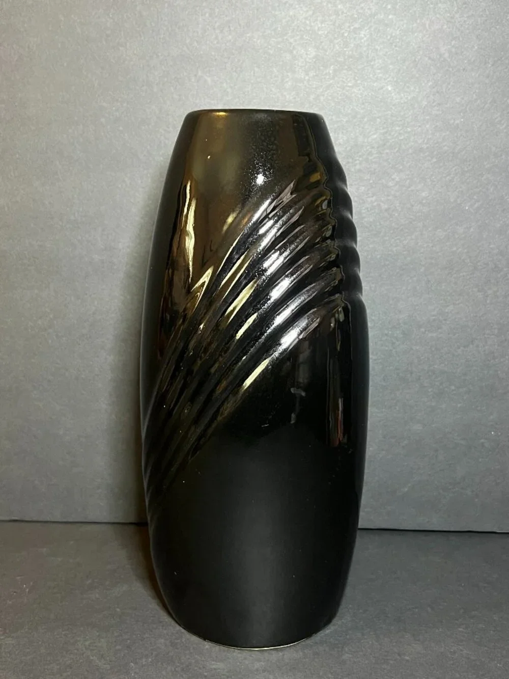 Vintage 1984 Mann Art Deco Glossy Black Pottery Ceramic Draped Pleated Vase 9.5